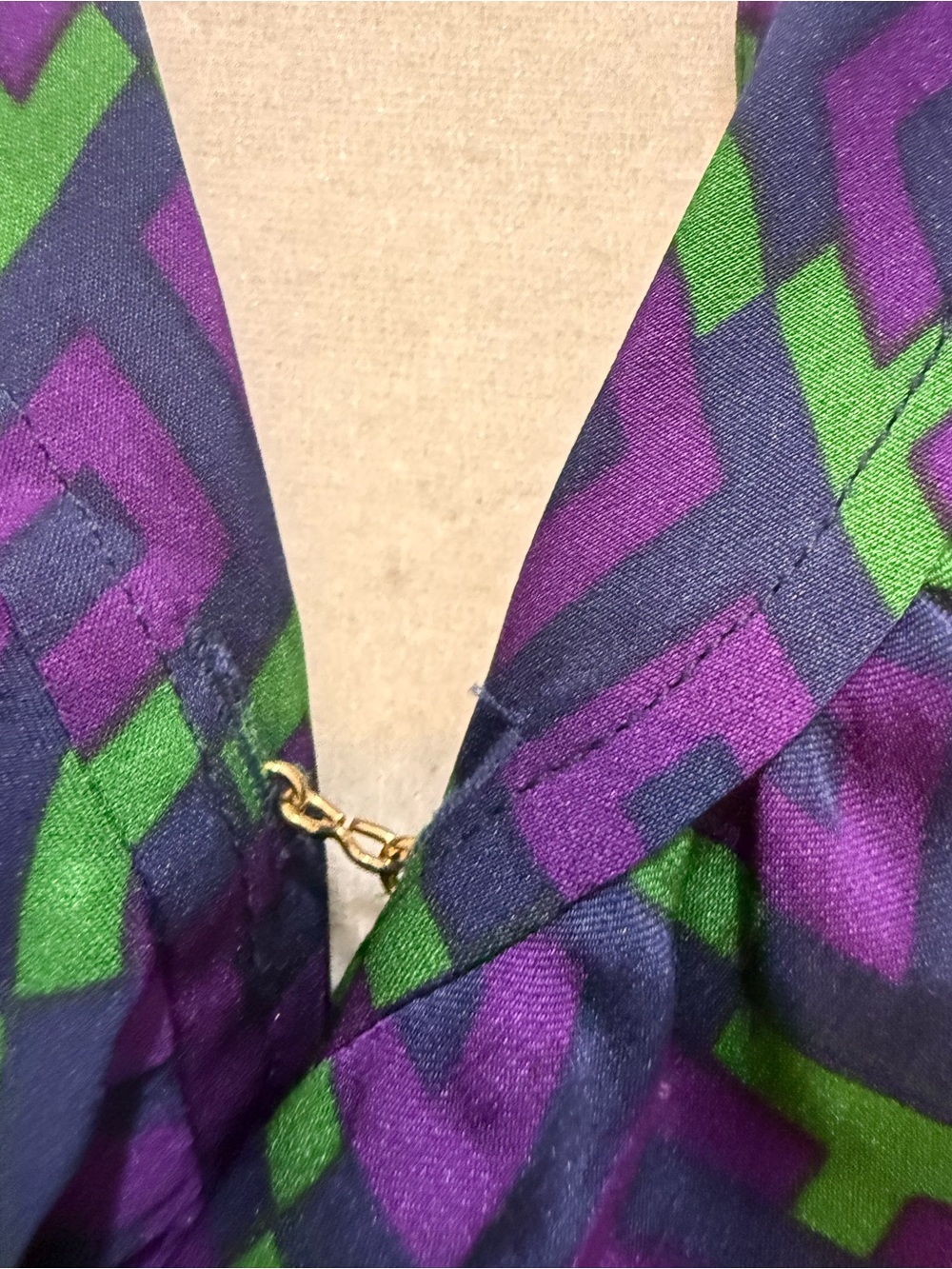 Elizabeth McKay. Sleeveless Elizabeth Silk Blend Blouse. Size 4. - Picture 6 of 9